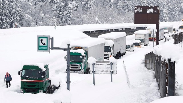 Tuyết rơi dày đặc gây hỗn loạn giao thông Nhật Bản 